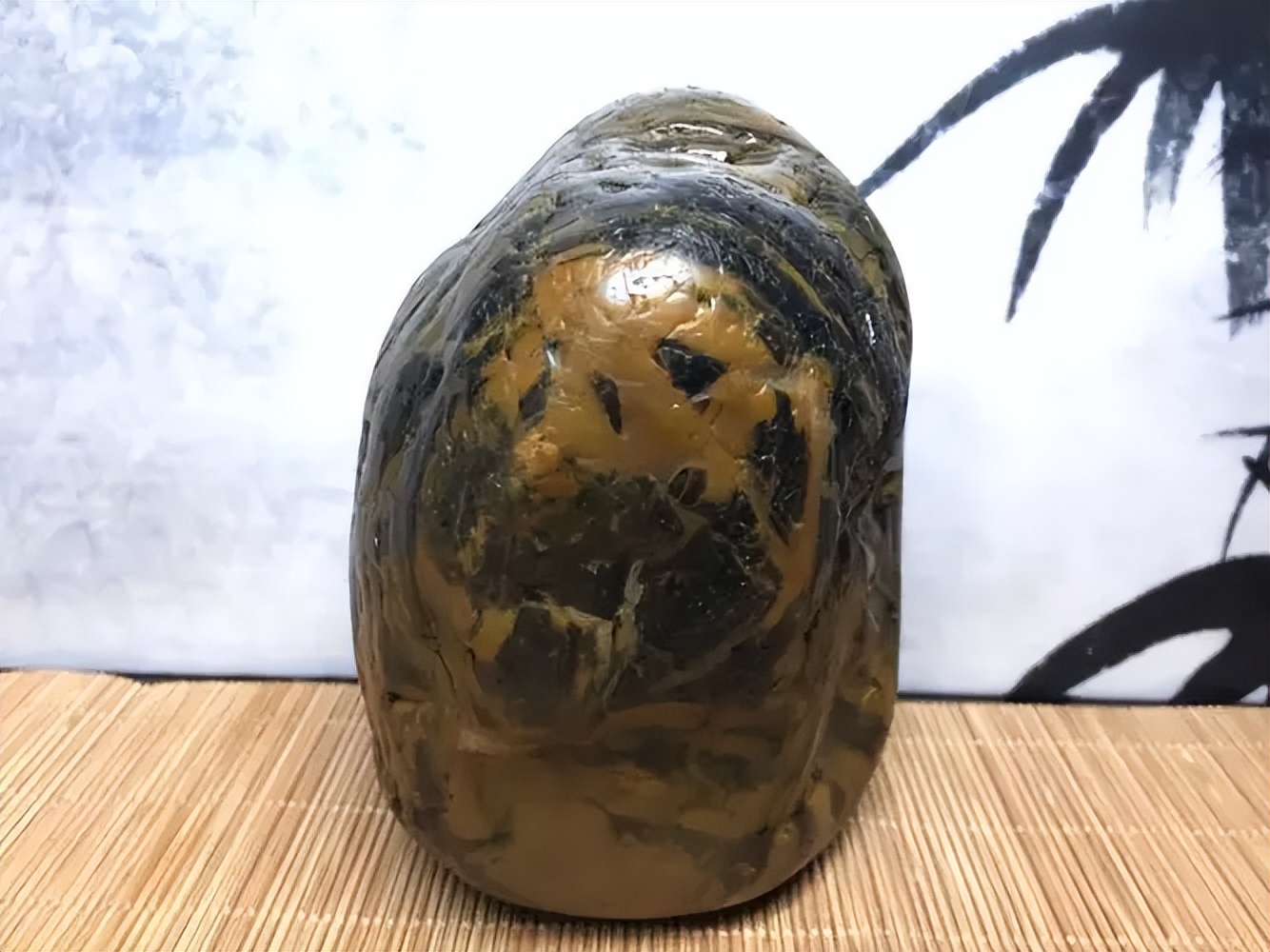 熊猫奇石价值上亿,青岛男子捡到熊猫奇石