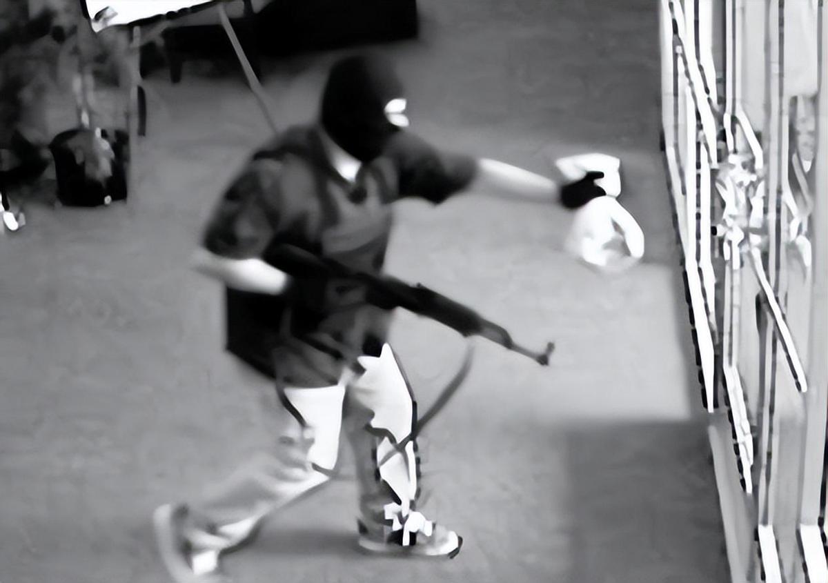 2014年，54岁老汉跳楼却砸死路人，警方调查发现其为17年前在逃犯