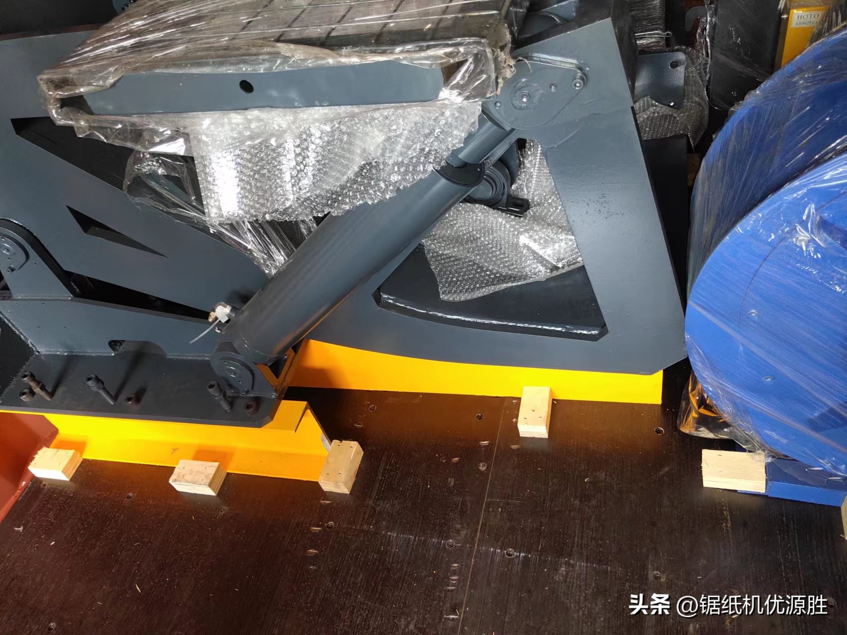 很多客户往往会忽略一个问题，购买锯纸机后如何进行合理的运输？