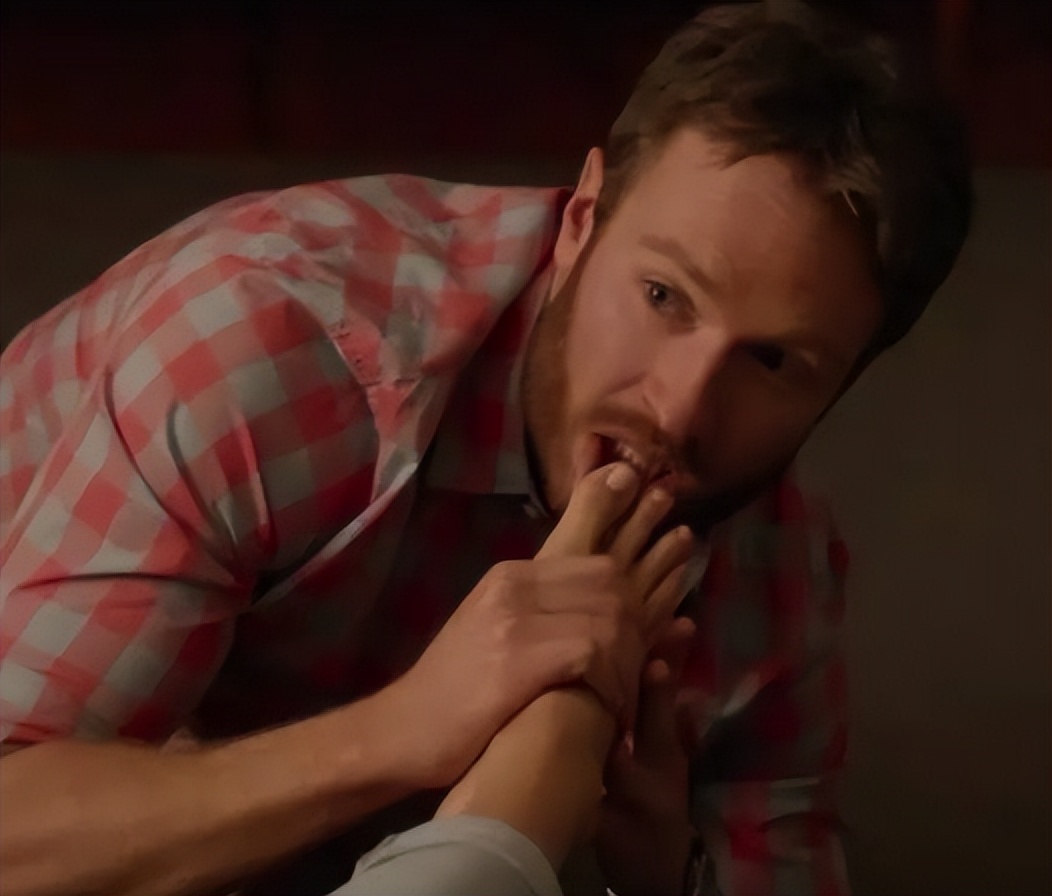 女性心窝口偏右烧灼感痛怎么回事,女性下边有烧灼感伴有尿频