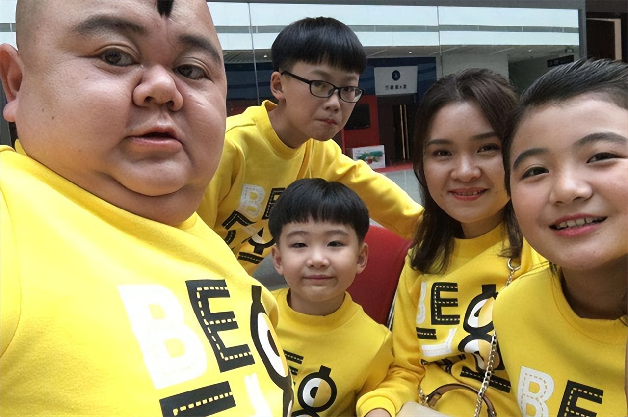 重庆1米2小男人娶1米65女演员，买7套房开豪车，却担心孩子长不高