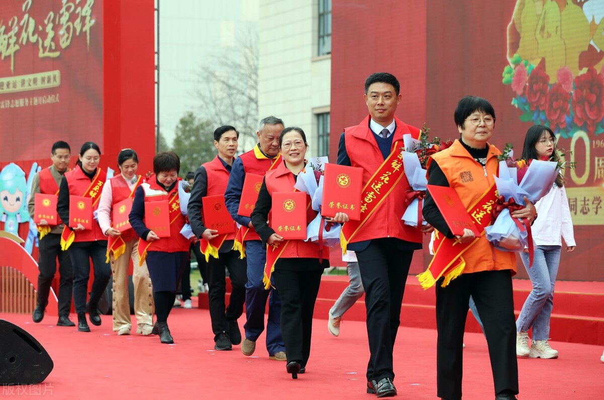 曝光文具店售卖“处女证”的博主已删视频道歉:她真的错了吗