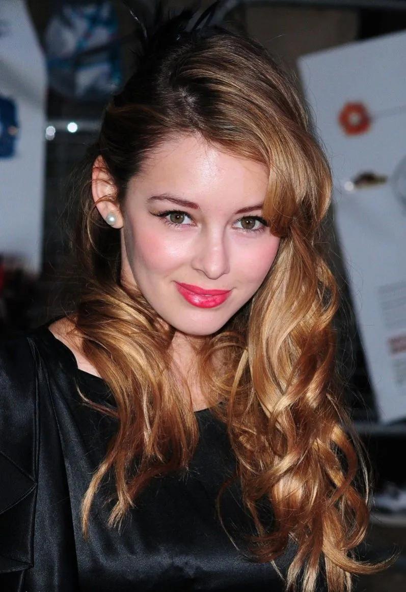 姬莉哈泽尔英文名,英国足球超模姬丽哈泽尔视频