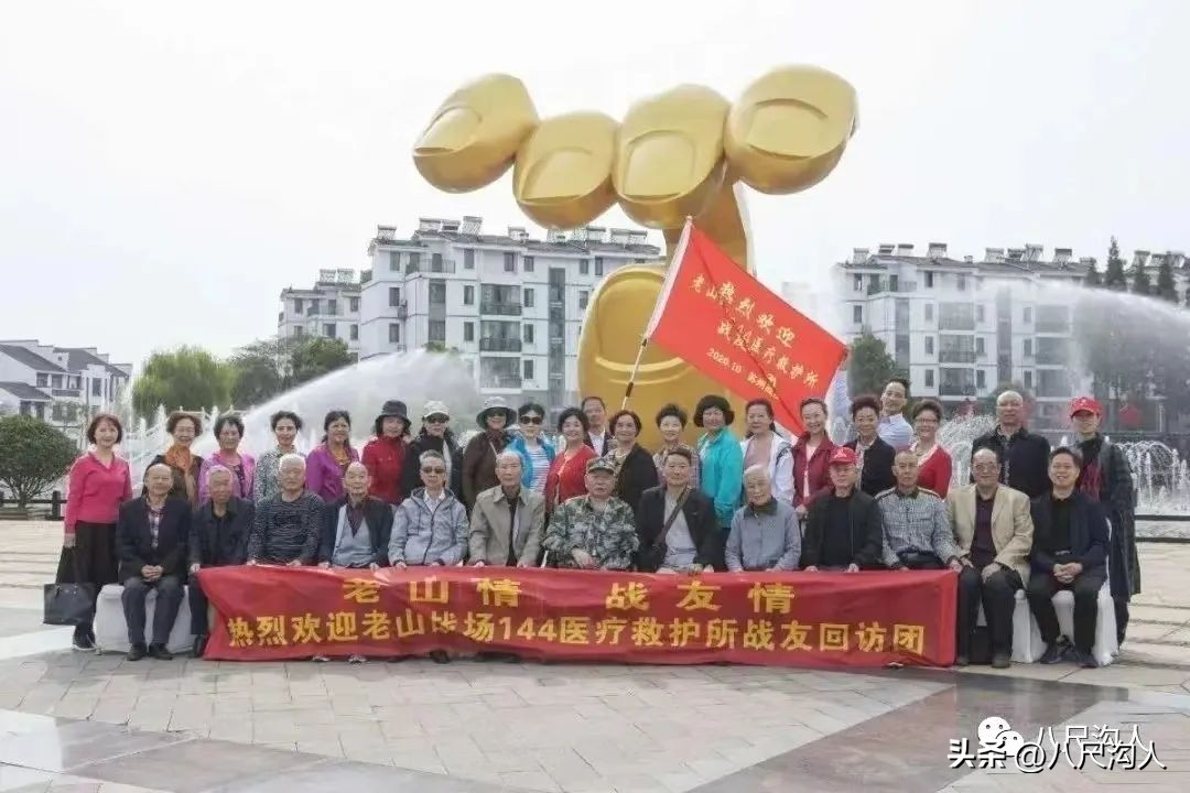 参战老兵向所有的军嫂致敬,所有的中国军人向革命老战士致敬