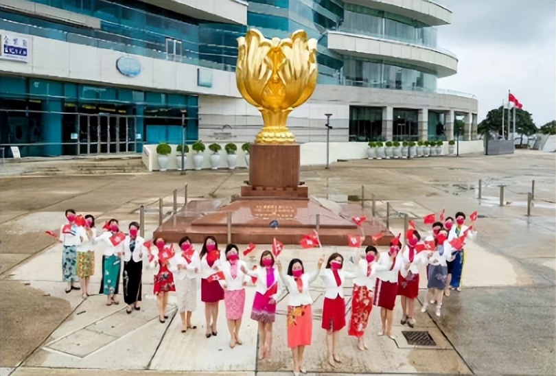 香港居民楼挂五星红旗图文,香港居民楼五星红旗