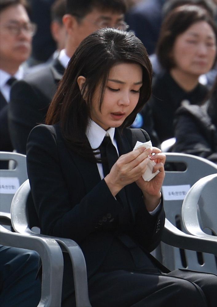 韩第一夫人当众哭泣引热议！擦眼泪鼻涕不顾形象？仙女落泪也超美