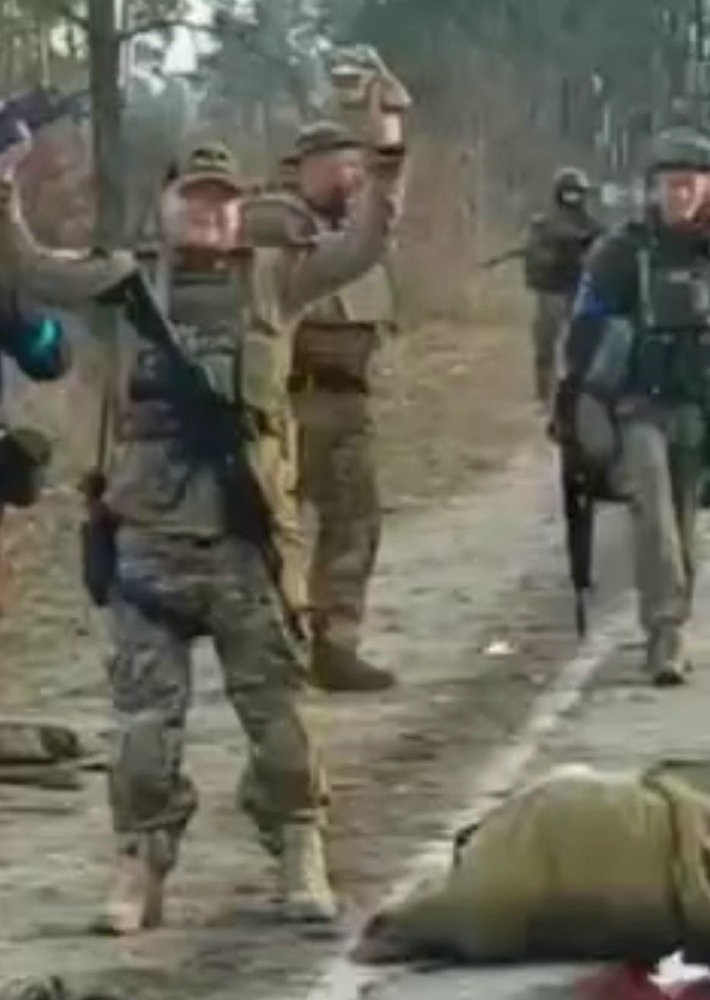 乌克兰士兵*杀虐**俄战俘，反绑双手当街枪决，血流一地还兴高采烈