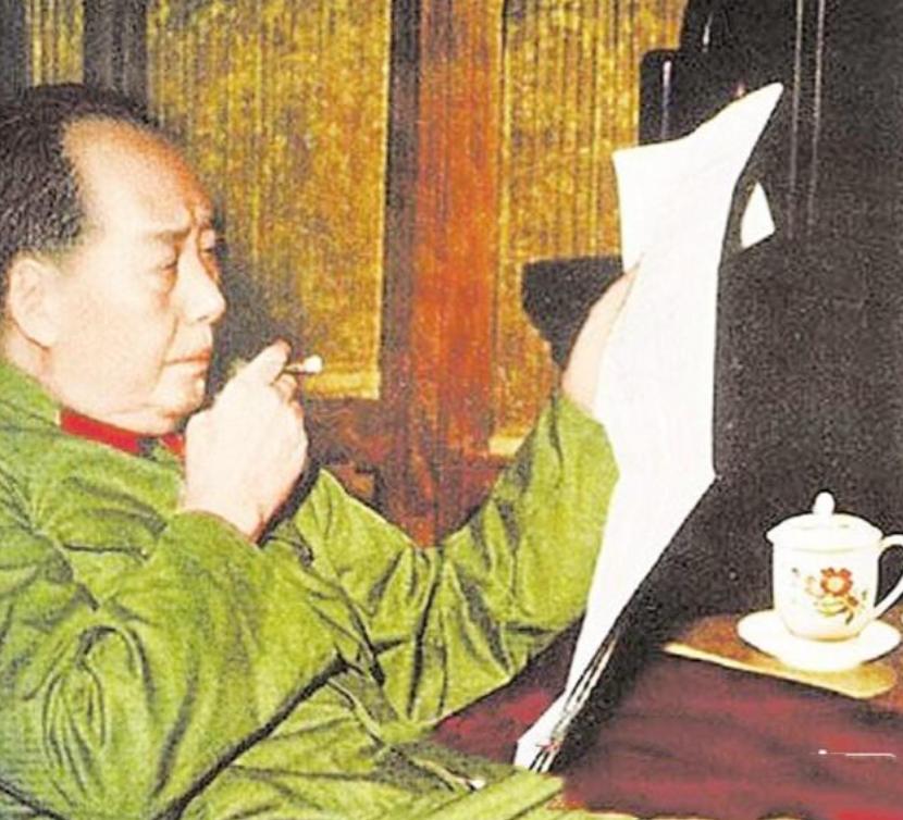 伟人与香烟：毛*东泽**吸百家烟，*小平邓**吸烟被递条，为戒烟吃花生