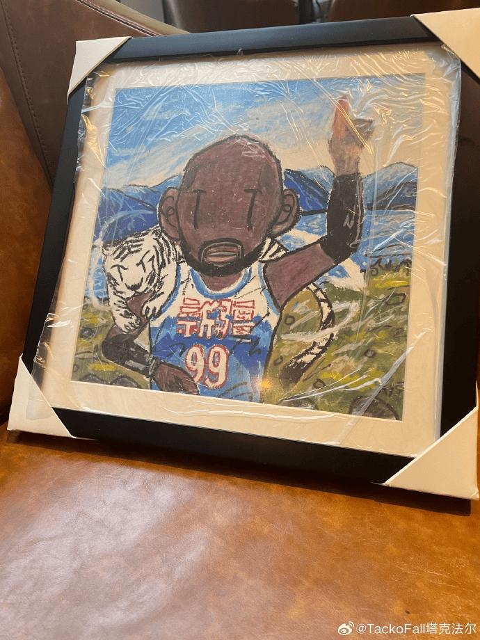 法尔告别新疆男篮,法尔向球迷打招呼