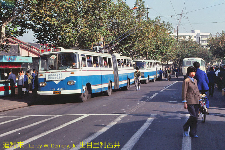 八十年代的上海老照片,踩在东海沿岸闪耀着无与伦比的繁荣骄傲