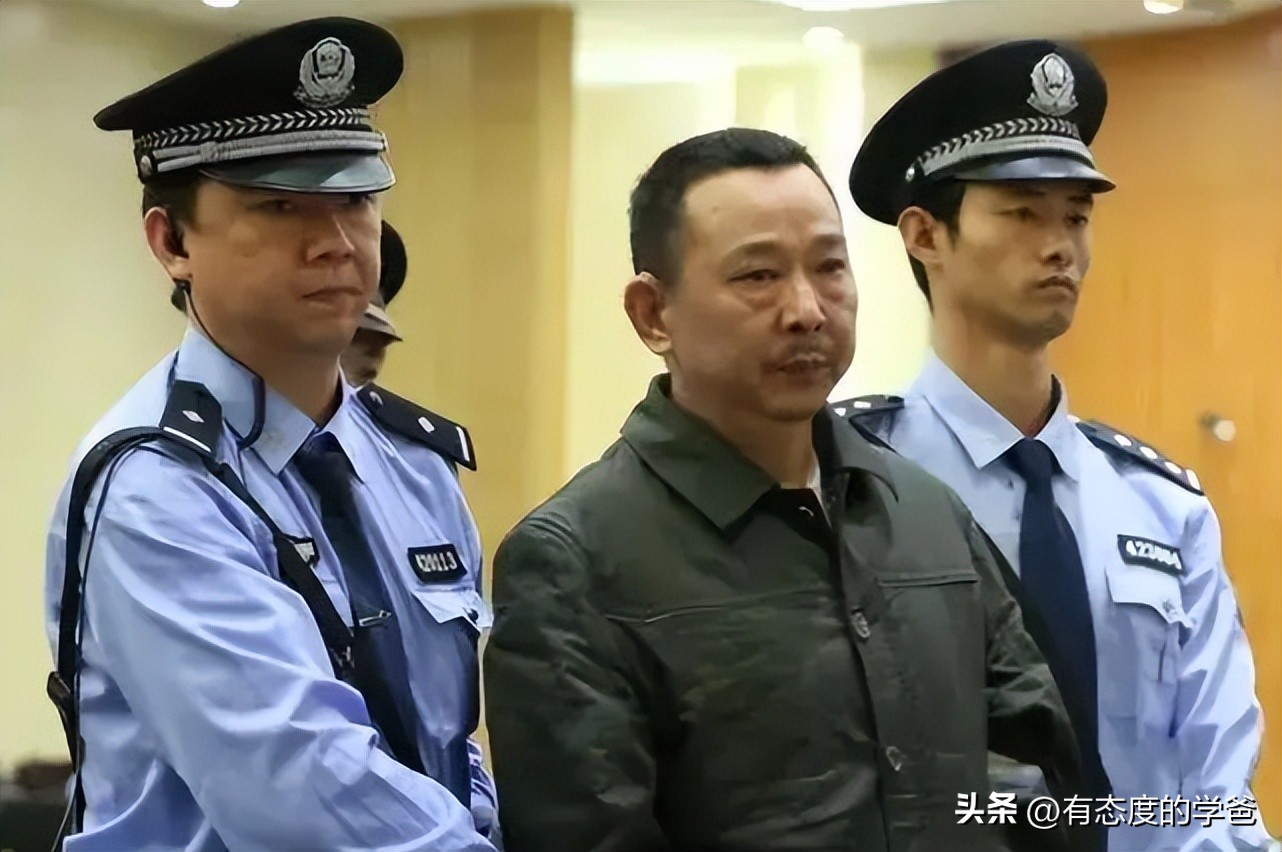 当年，是谁向黑枭刘汉提供了可以装备一个排的*器武**？此人结局如何