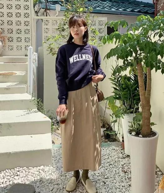 春天穿搭女2022高级感卫衣,卫衣配什么裙子好看春天