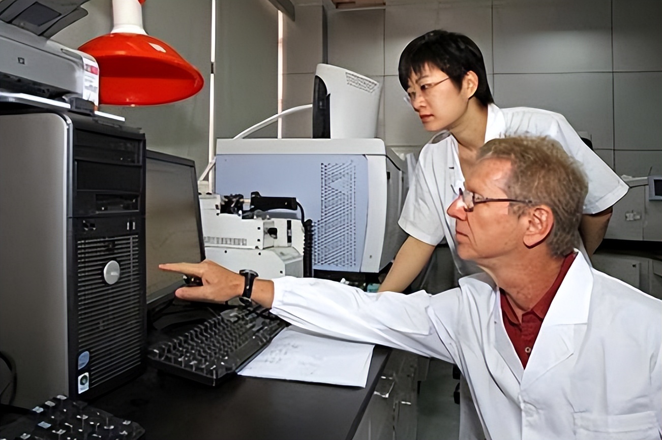 3.2万华裔科学家移籍美国，我国大批科研人才为何会流失？