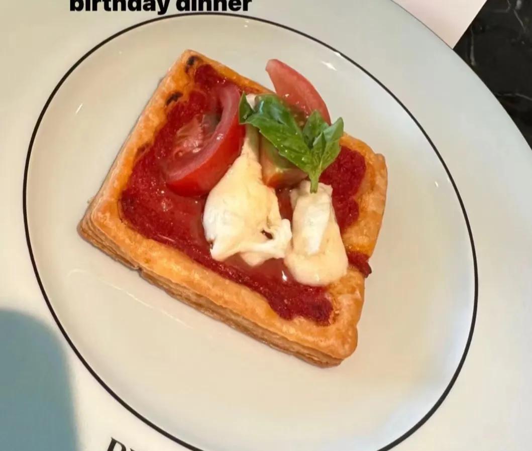 贝家小七12岁了！在Prada庆生得万元名牌包，打扮成熟是女版小贝