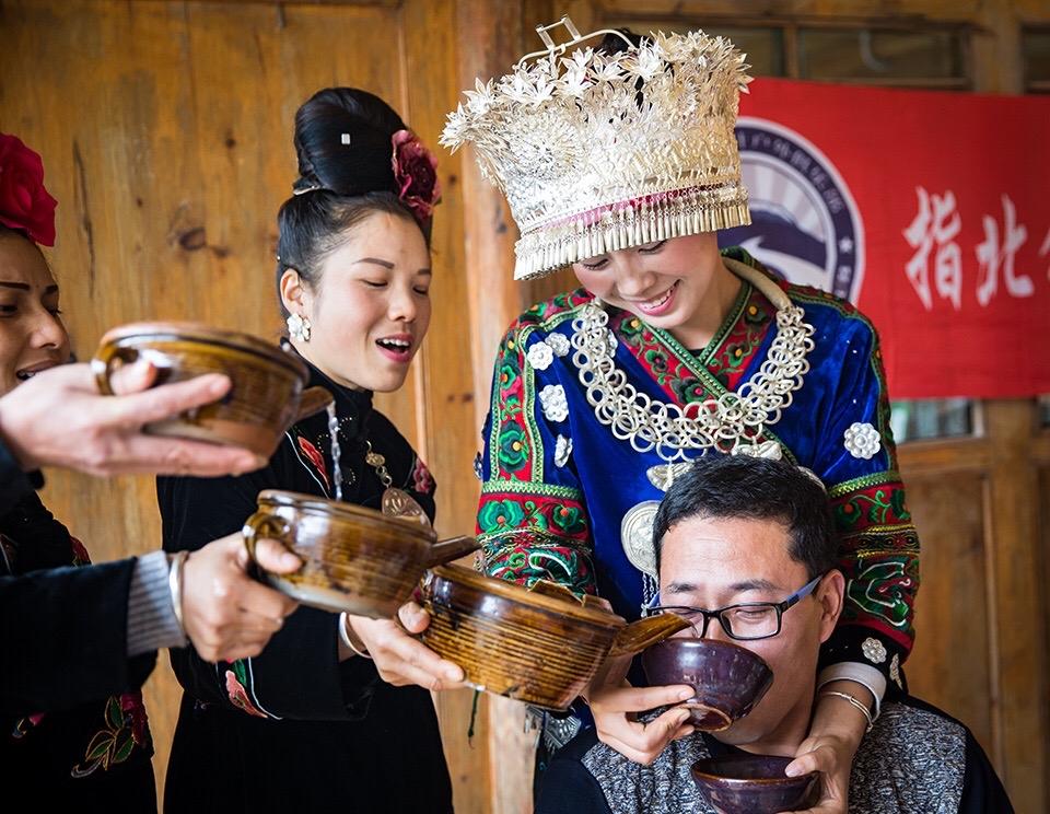 贵州西江千户苗寨最新视频,西江千户苗寨的大妈