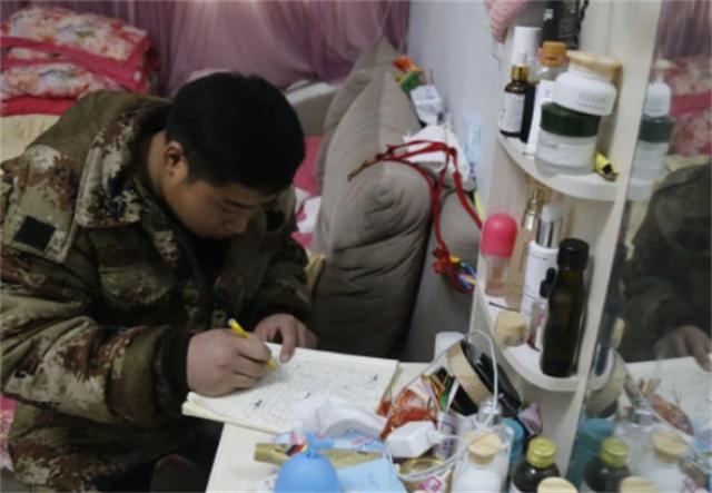 她拒绝减胎，冒着风险产下4胞胎，今全家帮忙带娃的场景让人羡慕