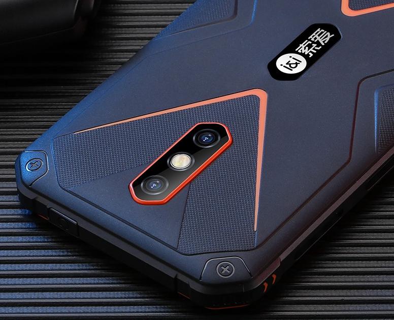 应采儿夫妇代言索爱：8000毫安+三防手机，仅789元