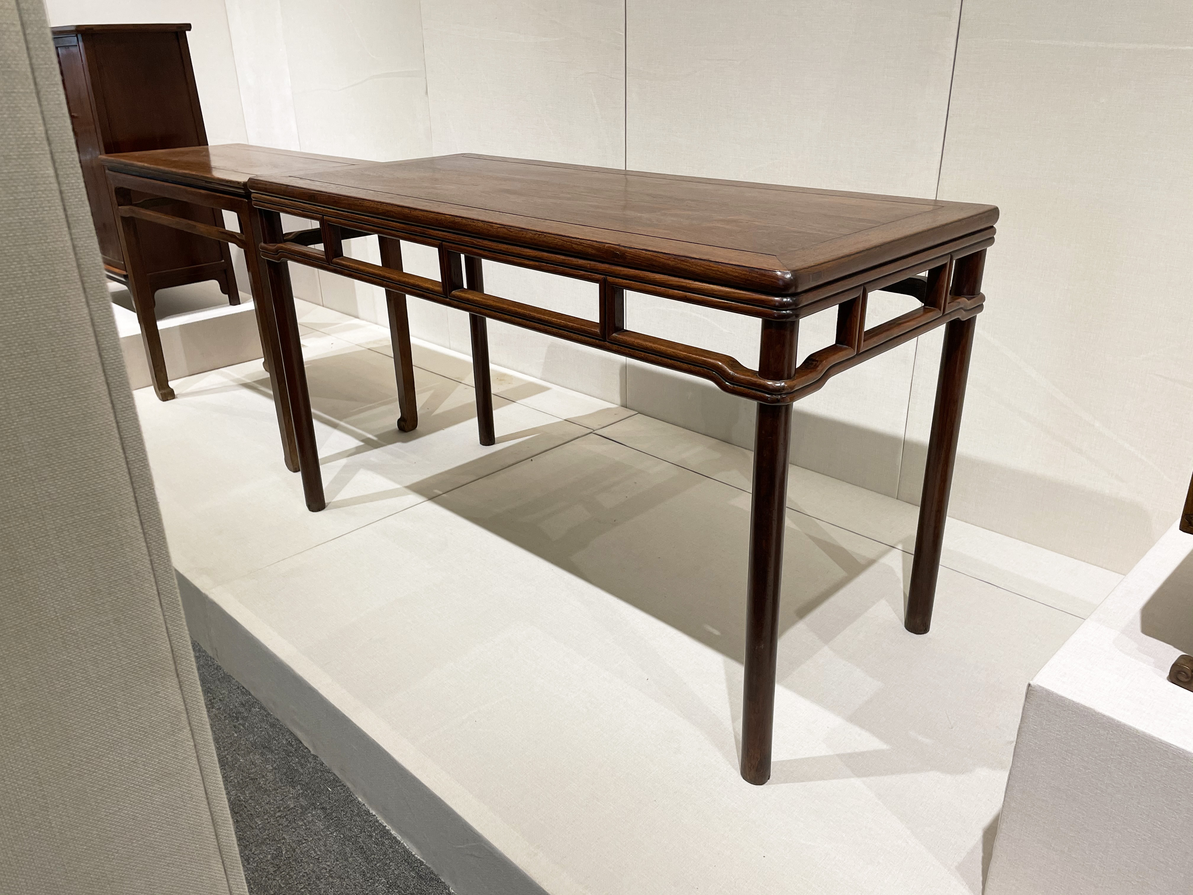 棕眼较密不疏朗，裹腿做画桌依然是黄花梨