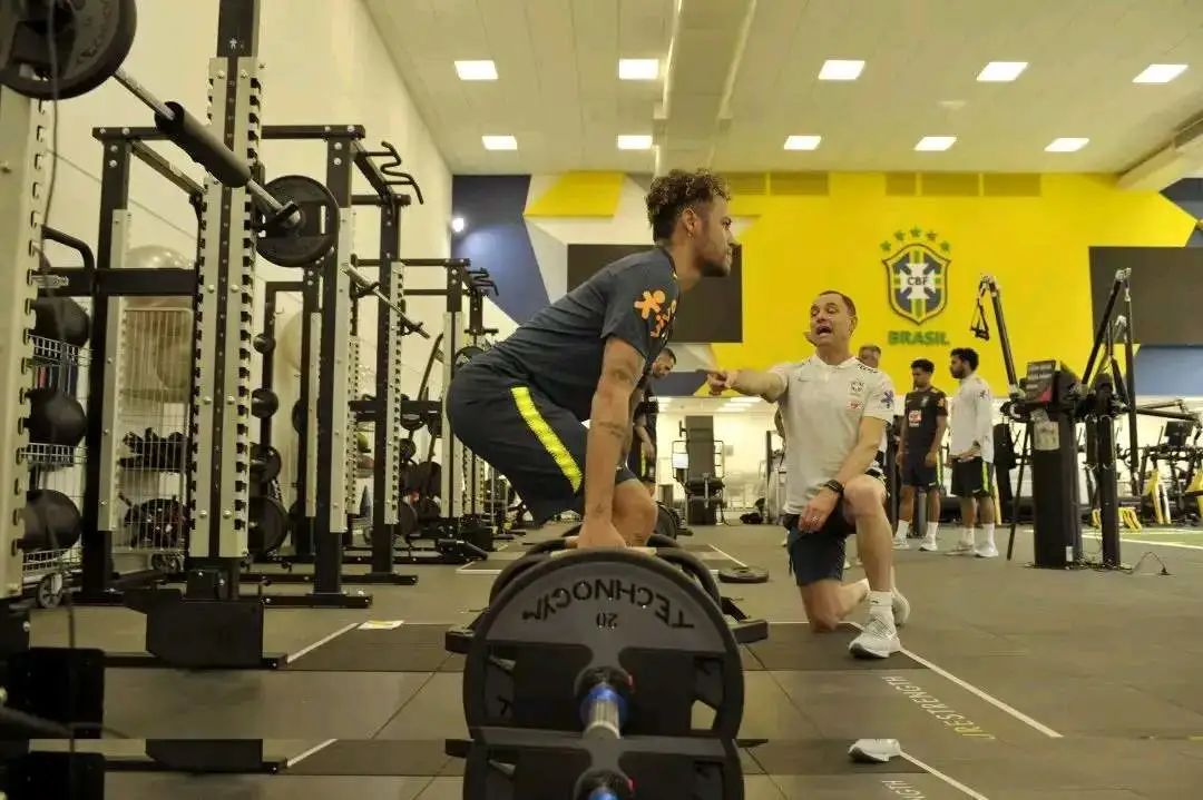 足球球星内马尔庆祝动作,内马尔健身训练