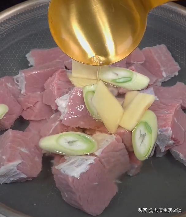 萝卜炖牛肉怎么做才软烂,萝卜炖牛肉软烂无比的秘诀