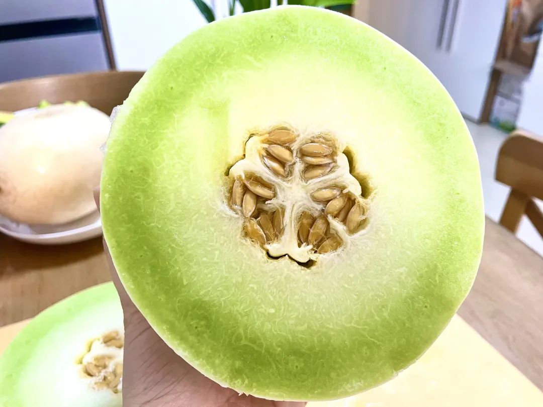 武汉美女：夏天要吃这些好瓜，藤蔓上的水果冰淇淋