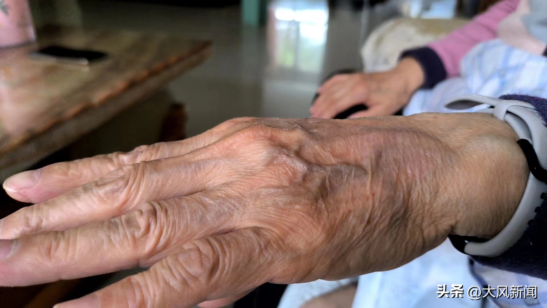 七旬老人病床上大呼救命,七旬老太手术太寒痛咬破嘴唇