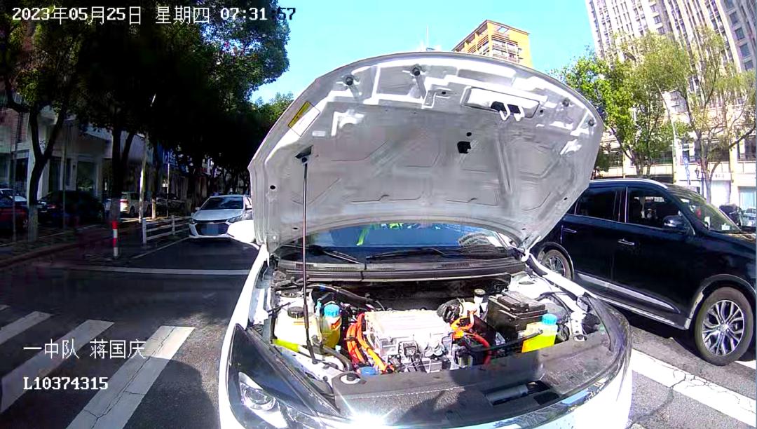 车辆故障交警们秒变修车工,铁骑队员路遇车祸及时出手相助