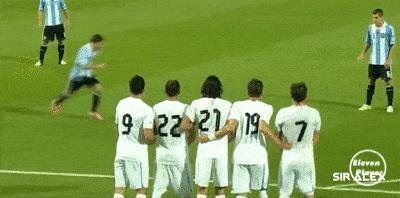 被梅西晃倒的后卫,梅西卧草