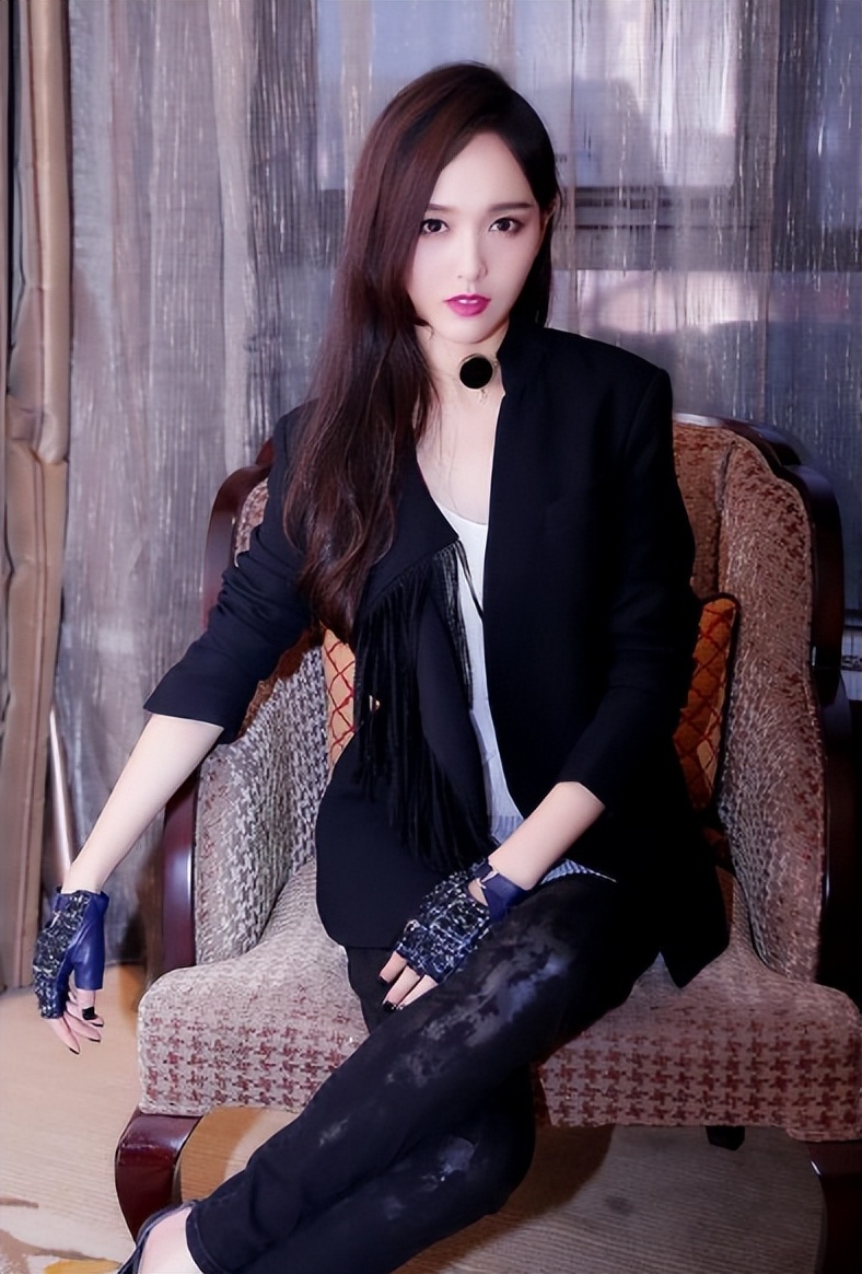 吴宣仪关晓彤玫红色礼服,关晓彤吴宣仪穿衣