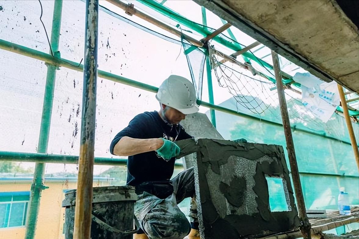 43岁农民陪女儿高考成大学辅导员,农民陪女儿高考