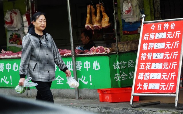农村小伙卖猪肉月入二万元,一个小伙子卖猪肉一年赚了20亿