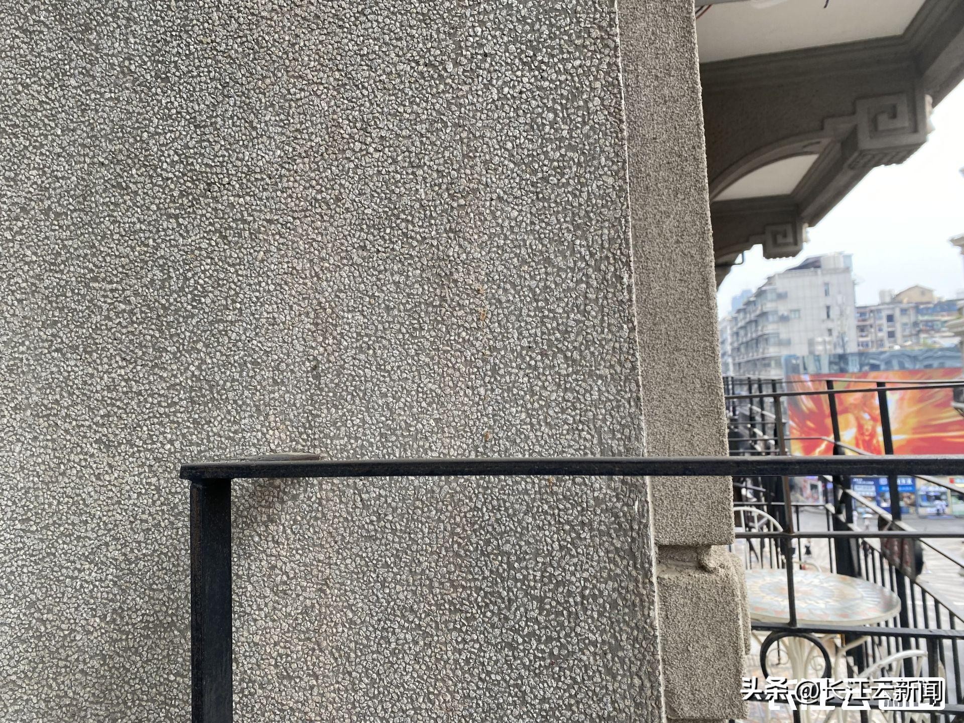 江汉路外立面脱落,江汉路被砸小伙