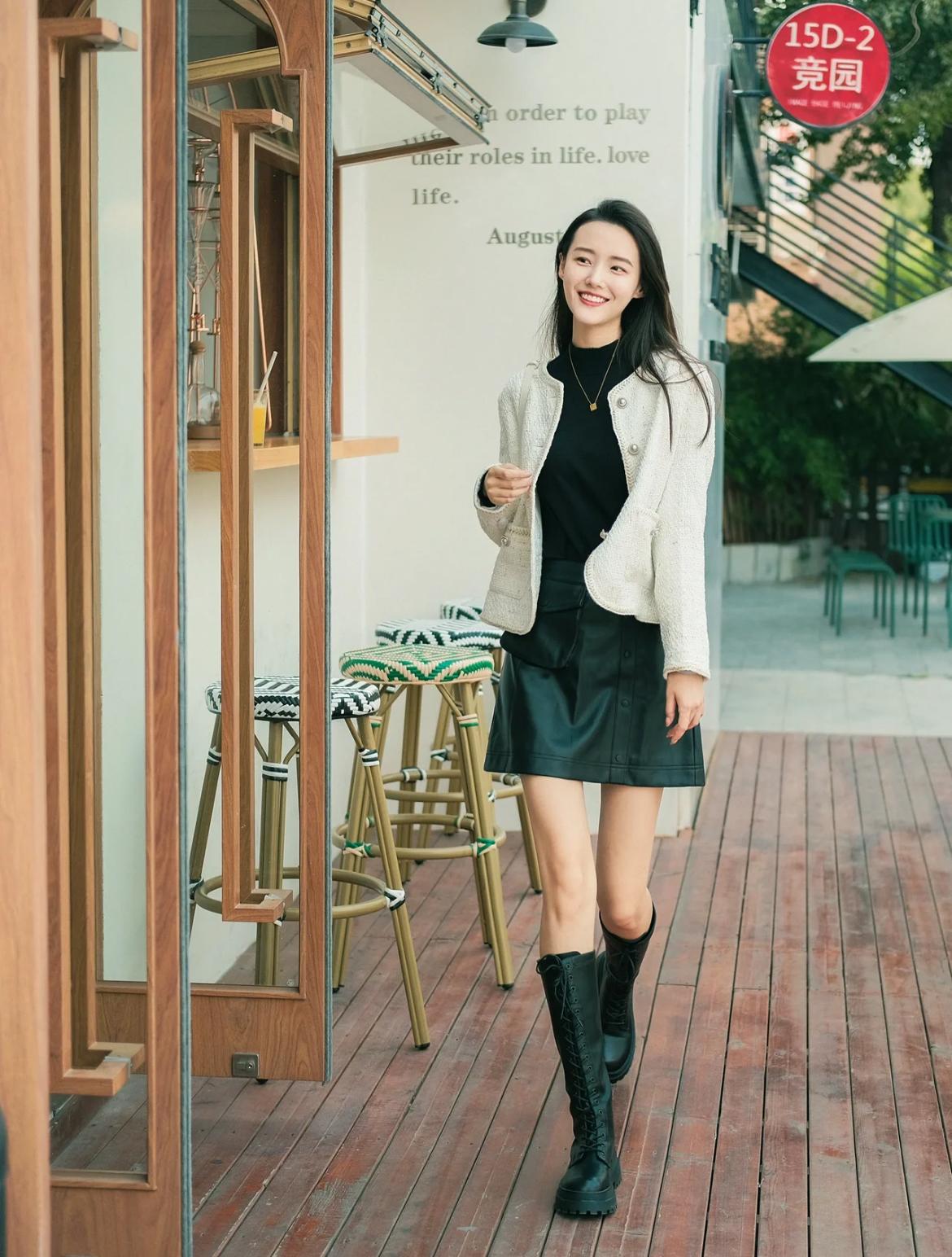 脱下高跟鞋穿上运动鞋,脱掉运动鞋穿上高跟鞋