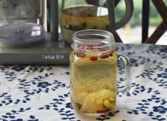 长期吸烟的人不宜抽烟,经常烟不离手