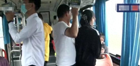 女子在公交车上被猥亵，直到十分钟后才发现，男：很微妙