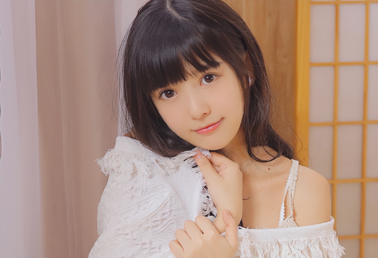 57岁妇女长外阴白斑是咋回事,女士外阴长白斑