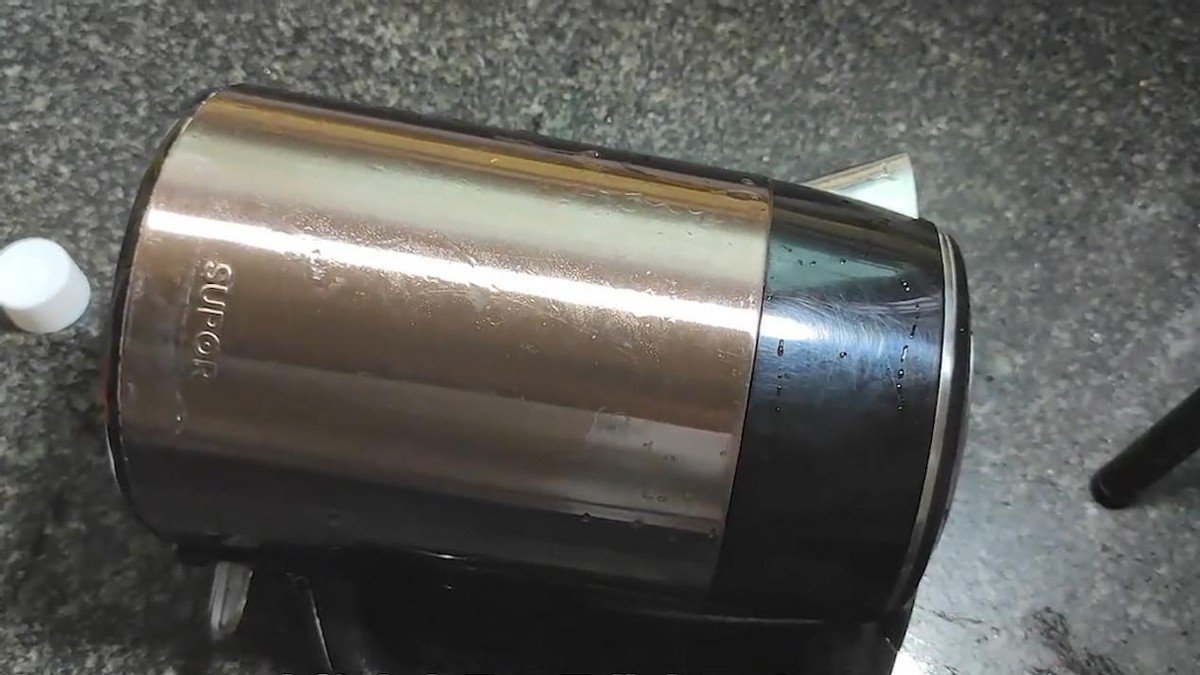 趁女生睡觉时脚底抹牙膏,睡觉把牙膏涂在脚底会怎么样