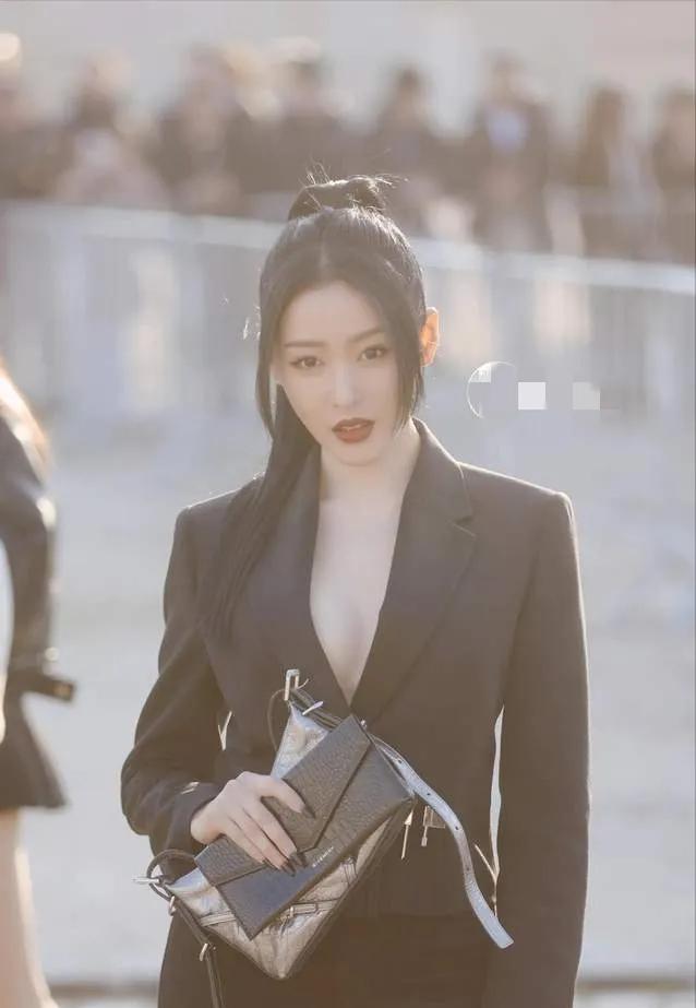 巴黎时装周众星翻车，黄圣依女仆装老态纵横，章子怡奶奶装认不出