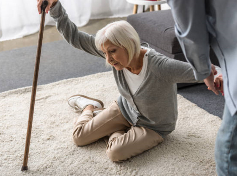 怎么样姿势摔跤引起股骨颈骨折,摔了一跤骶骨疼怎么确认是否骨折