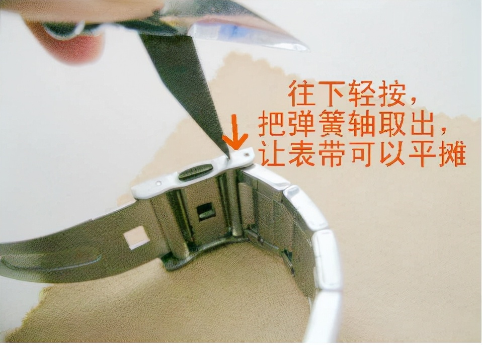 天梭t-touch表带拆卸,天梭力洛克表带怎么拆卸