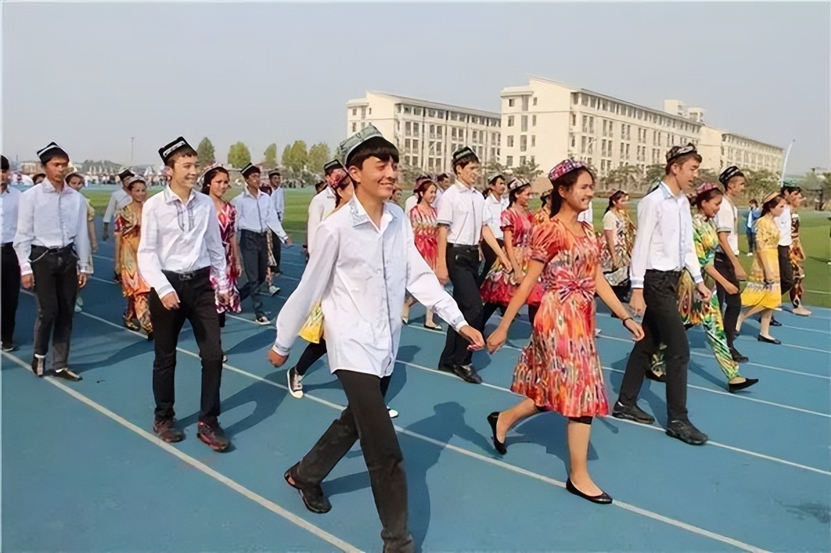 蓝色塑胶和红色跑道的区别,操场跑道红色的是什么