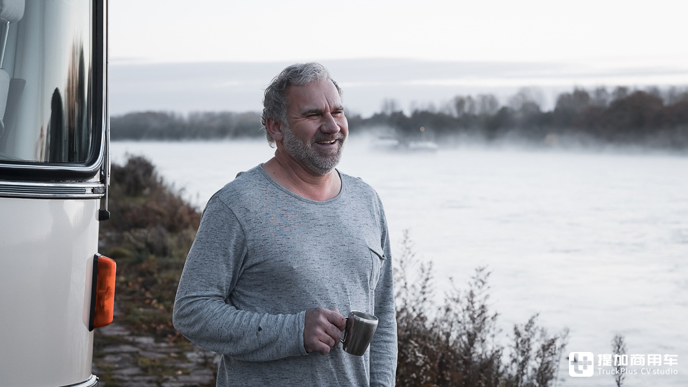 大巴变身移动办公室，德国IT男改装的赛特拉S 410 ESK巴士真惊艳