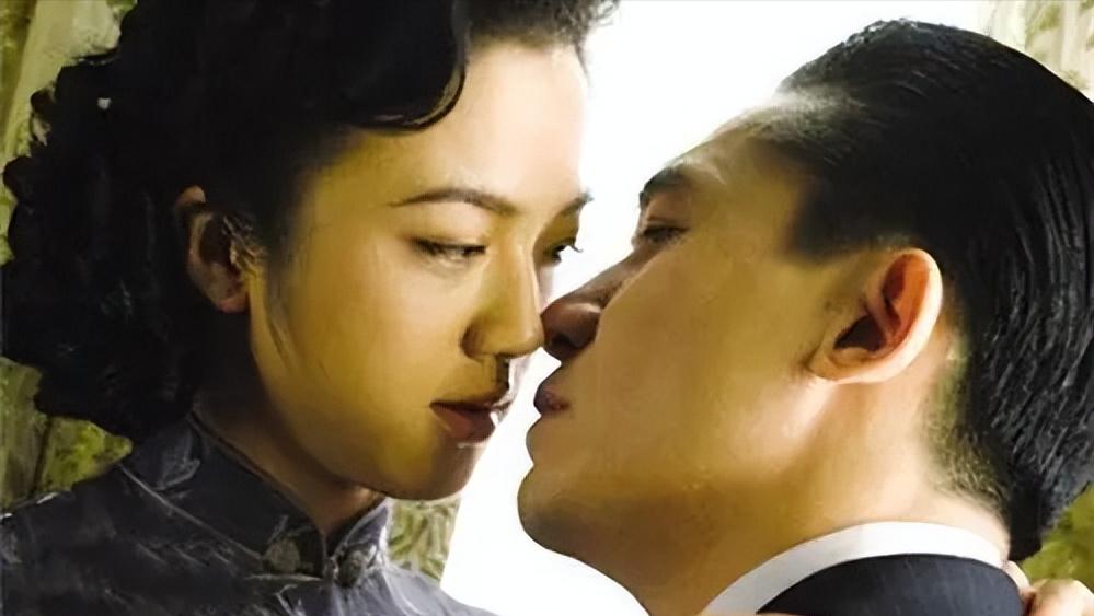 伸舌头、嘴亲肿，“中老年”演员吻戏不忍直视，一个比一个辣眼睛