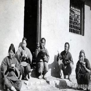 *光脱**犹太人女人衣服，集体*杀屠**，老照片再现变态的纳粹德国！