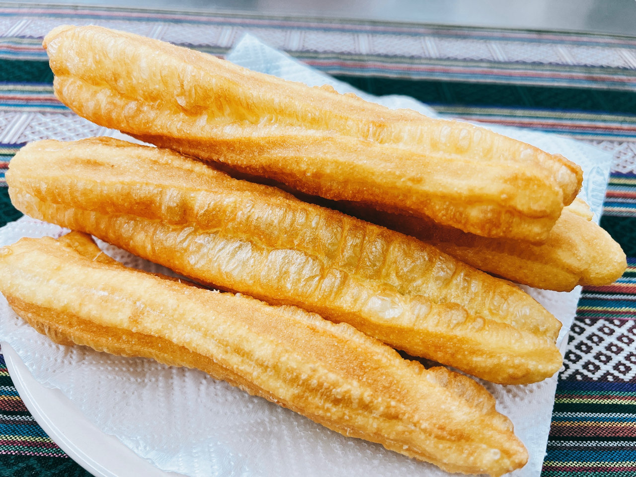 外面炸的油条为什么蓬松酥脆,炸油条怎么和面才能酥脆好吃