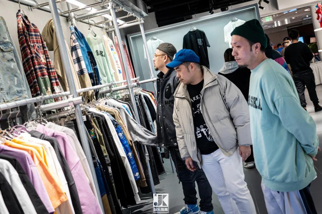 六位数玩偶、30万的AJ，免费送MOLLY，这家潮流店“很来事”