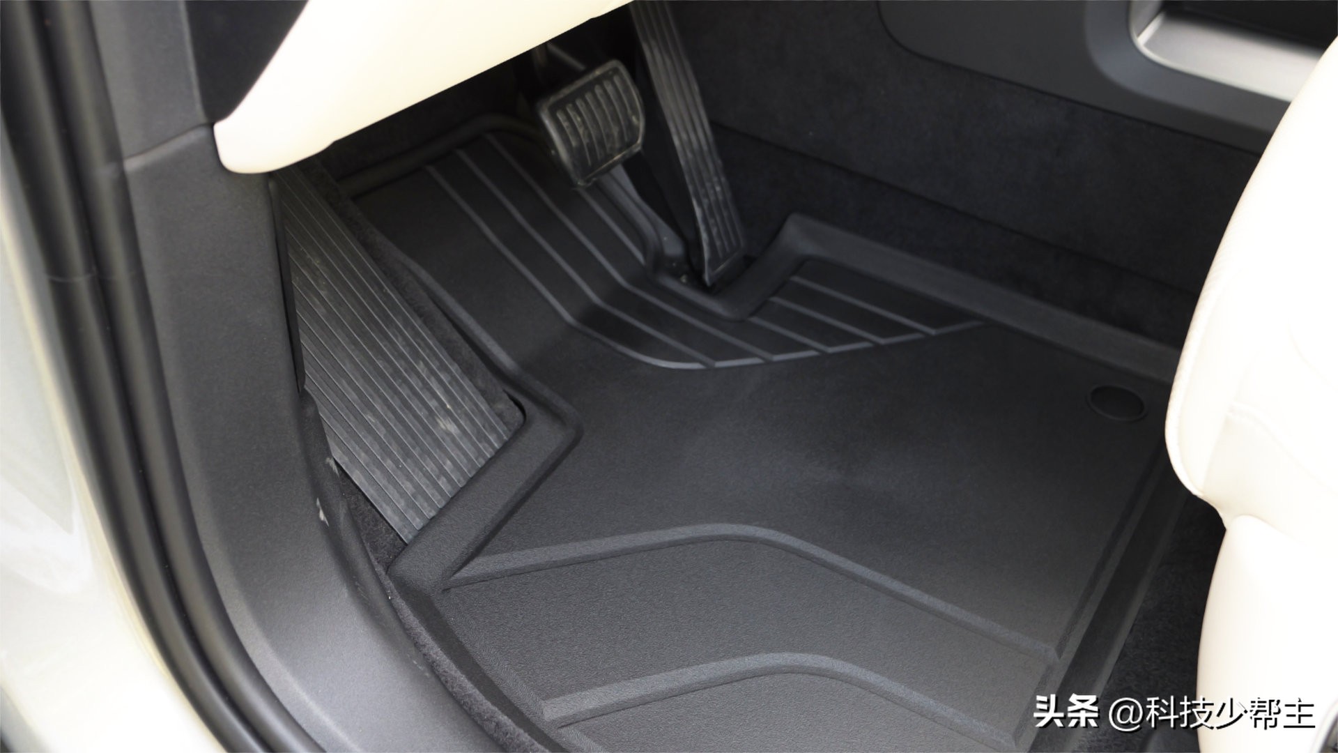 理想l9高档脚垫tpe,理想l9tpe脚垫怎么铺