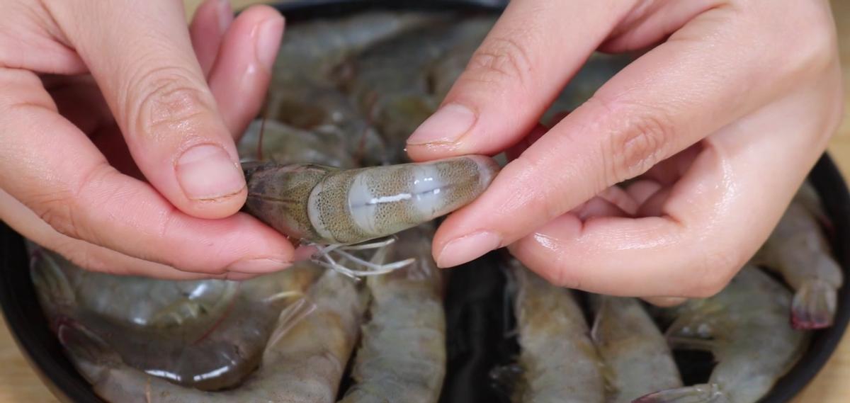 去除虾线不去头的最快方法,牙签去虾线快又干净