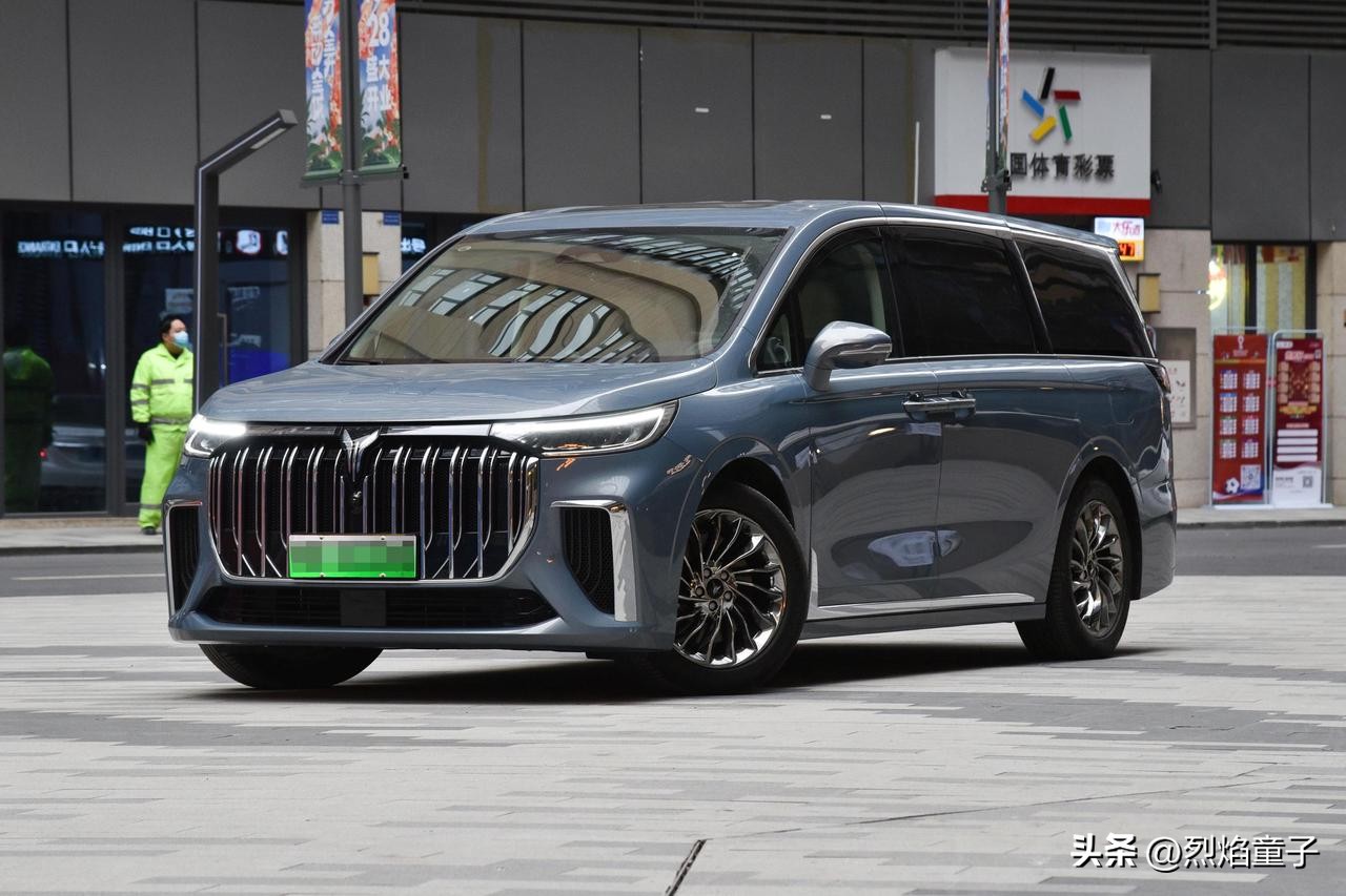 拥有一台明星保姆车是什么体验?答案全在岚图梦想家里