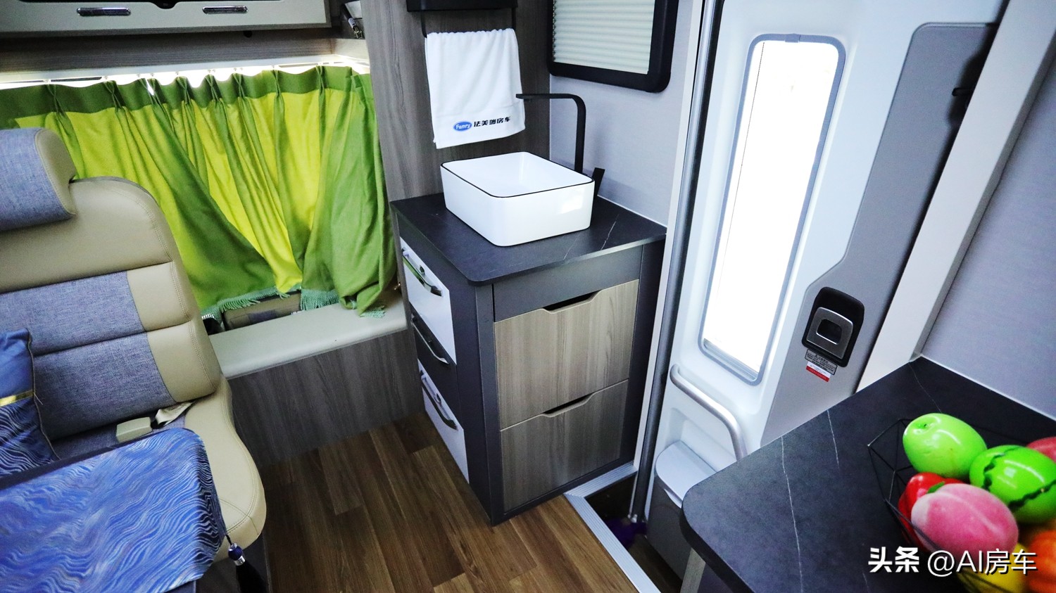 大型房车国产睡十人,目前国内最好的轻卡房车